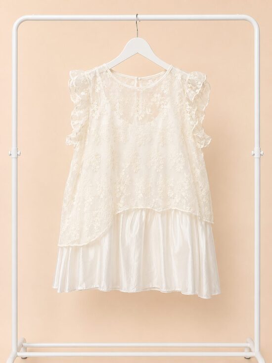 Romantiska mežģīņu blūzīte ar topiņu